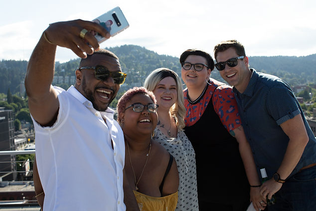 Groupe de personnes prenant un selfie