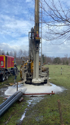 Perforación de pozo profundo con sistema de circulación de lodos para estabilización del terreno.