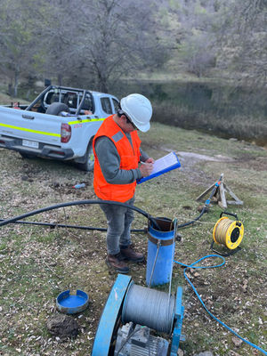 En la comuna de Alto Biobío, Región del Biobío, Río Blanco Perforaciones SpA participó en un importante proyecto orientado a evaluar y habilitar pozos profundos destinados al abastecimiento de agua para comunidades mapuches del territorio.
Los trabajos fueron ejecutados en conjunto con JLP Proyectos, empresa responsable de la ejecución del proyecto, siendo Enel el mandante de la iniciativa. El objetivo principal fue realizar pruebas de bombeo, mediciones hidrogeológicas y toma de muestras de agua, con el fin de determinar la capacidad productiva de los pozos y las condiciones de calidad del recurso hídrico disponible.
El equipo técnico de Río Blanco desplegó en terreno equipamiento especializado para la ejecución de pruebas de bombeo controladas, registrando niveles estáticos y dinámicos del acuífero, caudales de extracción y comportamiento hidráulico de las captaciones. Paralelamente, se realizaron muestreos de agua para análisis físico-químicos, información fundamental para evaluar la aptitud del recurso para consumo humano y uso comunitario.
Gracias a estos trabajos fue posible generar información hidrogeológica clave para la habilitación de pozos profundos en el Alto Biobío, permitiendo avanzar en soluciones concretas de acceso al agua para comunidades rurales, en un territorio donde la disponibilidad y gestión del recurso hídrico resulta estratégica.
Este proyecto refleja la experiencia de Río Blanco Perforaciones en evaluación, desarrollo y habilitación de pozos profundos, así como su capacidad para trabajar en proyectos de alto impacto social y territorial, aportando soluciones técnicas confiables para la gestión sustentable del agua en Chile.