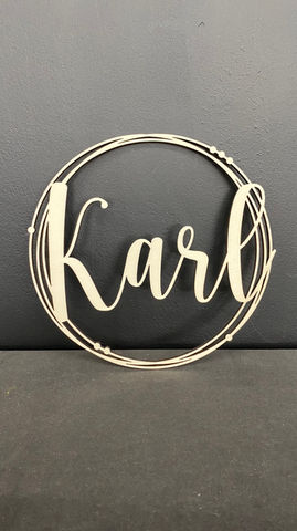 individualisiert und Familien Türschild mit Familiennamen und einzelnen Namen schlicht schlicher Kreis mit Namen Geschenk zur Geburt Kind Türschild Kreis mit Punkten Karl Kreis Kranz personalisiert mit Namen auf dem Lasercutter gefertigt aus Holz von Mona Mour