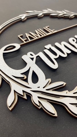 Familien Türschild Grünewald mit Familiennamen und einzelnen Namen schlicht Kreis Kranz personalisiert mit Namen auf dem Lasercutter gefertigt aus Holz von Mona Mour