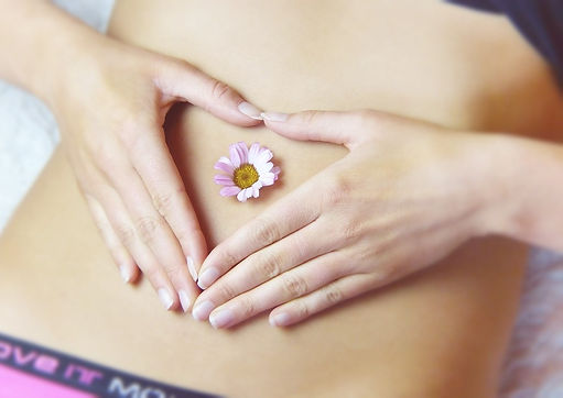 Frau Bauch mit Gänseblümchen_Kopie.jpg