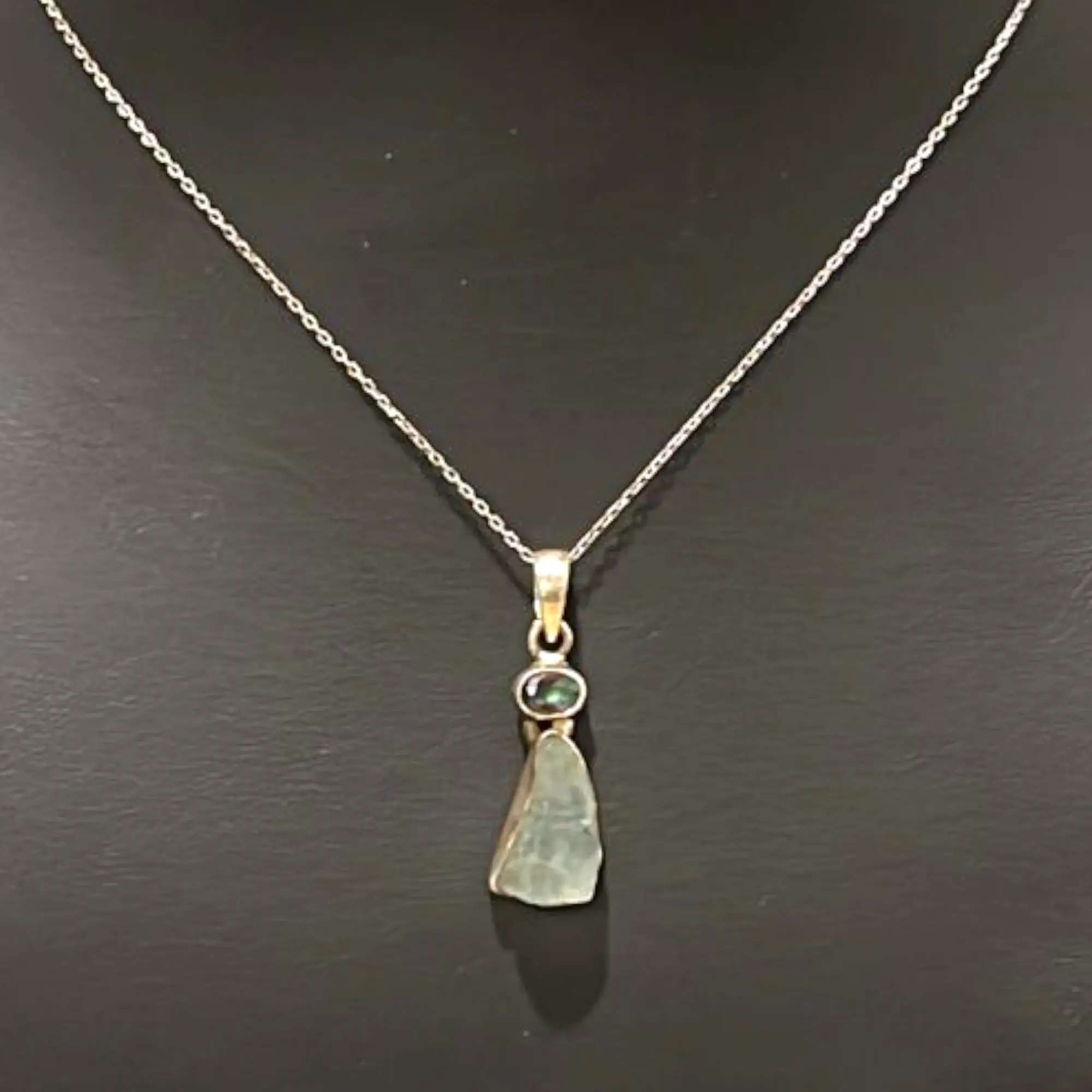 collar de plata con colgante de fluorita natural hecho a mano forma irregular en detalle.