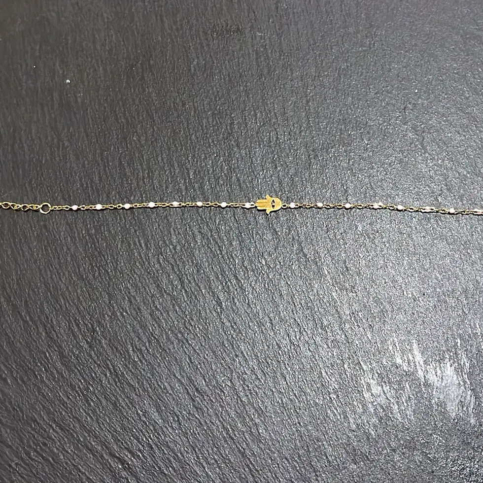 Miniatura: Vista frontal pulsera ajustable de acero dorado con Mano de Fátima y pequeñas cuentas rosas sobre cadena fina.
