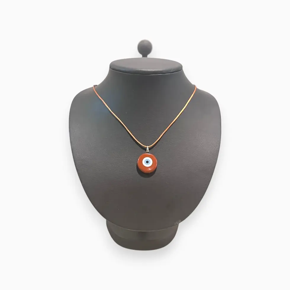 Miniatura: Vista frontal collar artesanal ojo turco en marrón de cristal con cordón fino en busto negro.