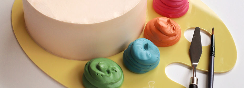 Hands-on Paint Your Cake workshop teaching creative cake decorating techniques