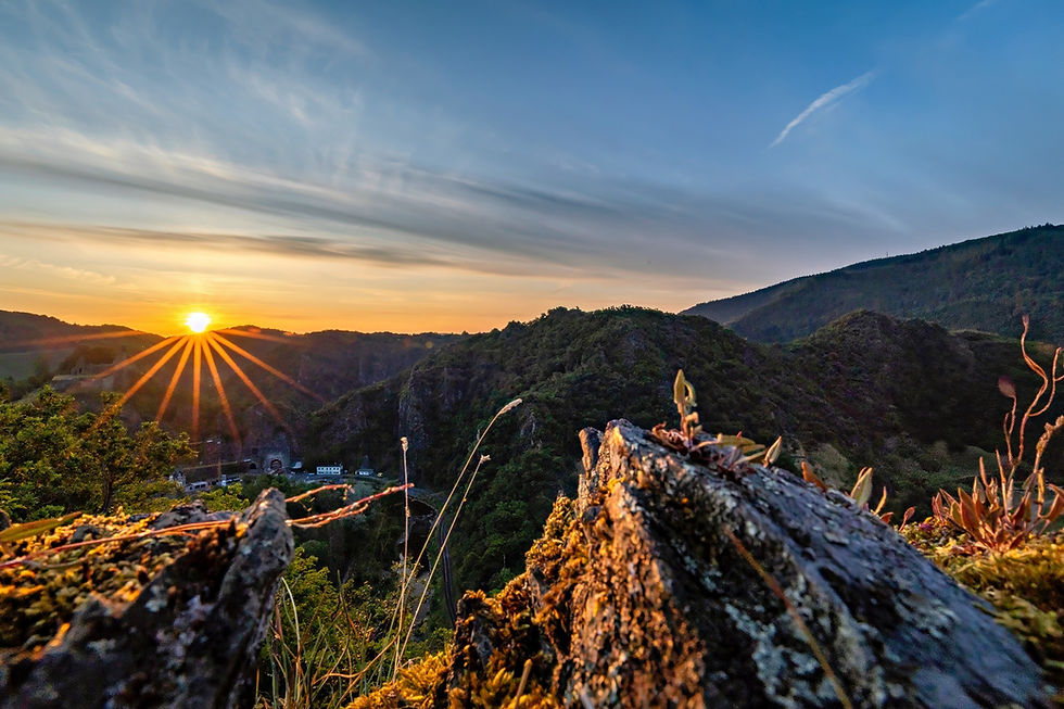 Sonnenaufgang über Altenahr mit Sonnenstern