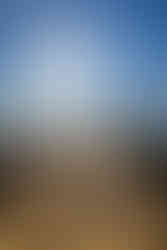 Durch ein Steintor wird der Blick in die weite Ferne gelenkt. Detail Löwenburg.