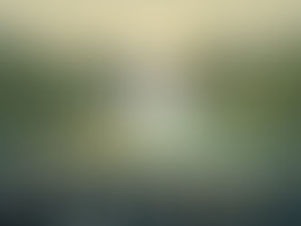 Illustration zum Thema Overtourism und Ikonenjagd: Eine dichte Menschenmenge fotografiert mit Smartphones und Stativen einen malerischen Wasserfall in der Natur. Am Himmel kreuzen Flugzeuge