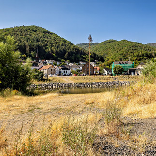 Blick über das trockene Ufer der Ahr auf Rech am früheren Standort der Nepomukbrücke.