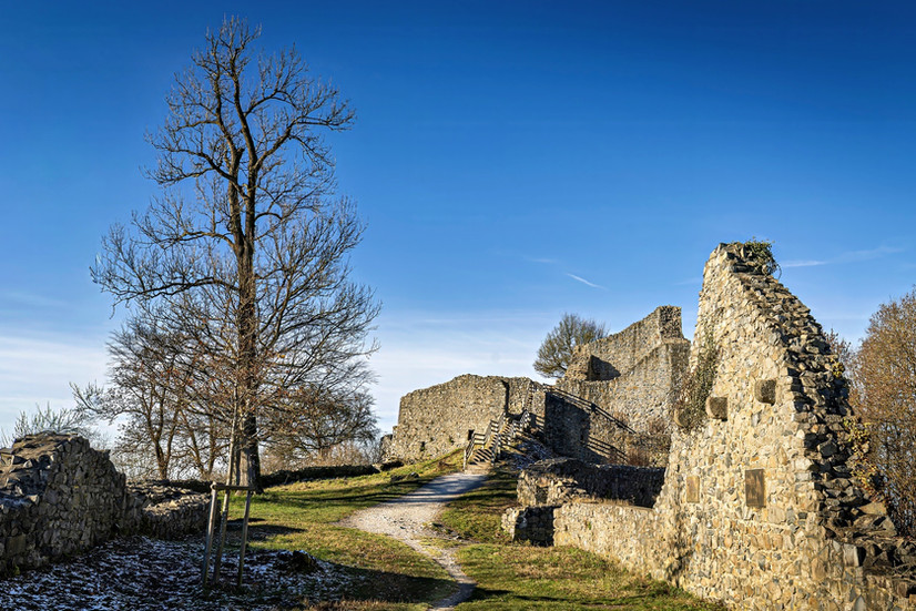 Durch ein Steintor wird der Blick in die weite Ferne gelenkt. Detail Löwenburg.