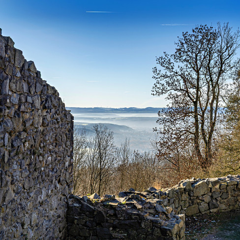Weite Aussicht vom Ölberg über die Hügel des Siebengebirges im Morgenlicht, Felsen im Vordergrund, N