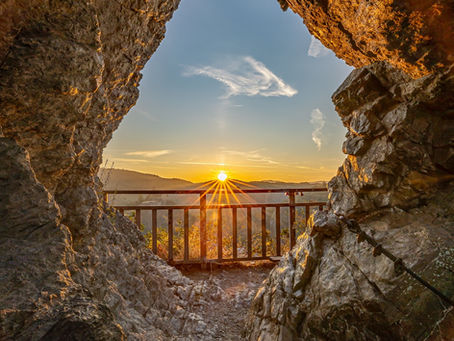 Sonne mit sternförmigen Strahlen am Felsrand des Teufelslochs bei Altenahr.