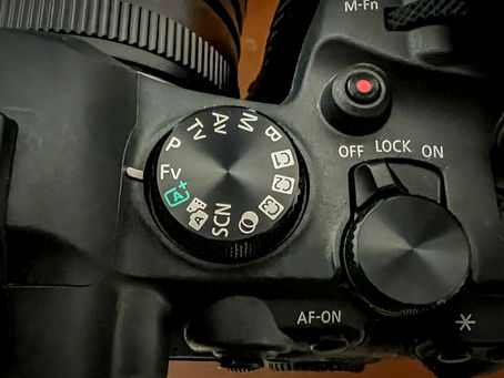 Blick auf das Modus-Wahlrad der Canon R6m2 mit der Fv-Einstellung