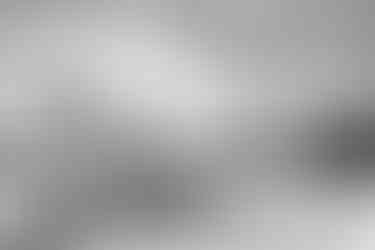 Birken und Gestrüpp halten stand gegen die Leere. Das Moor zeichnet – leise, präzise, ohne Eile.