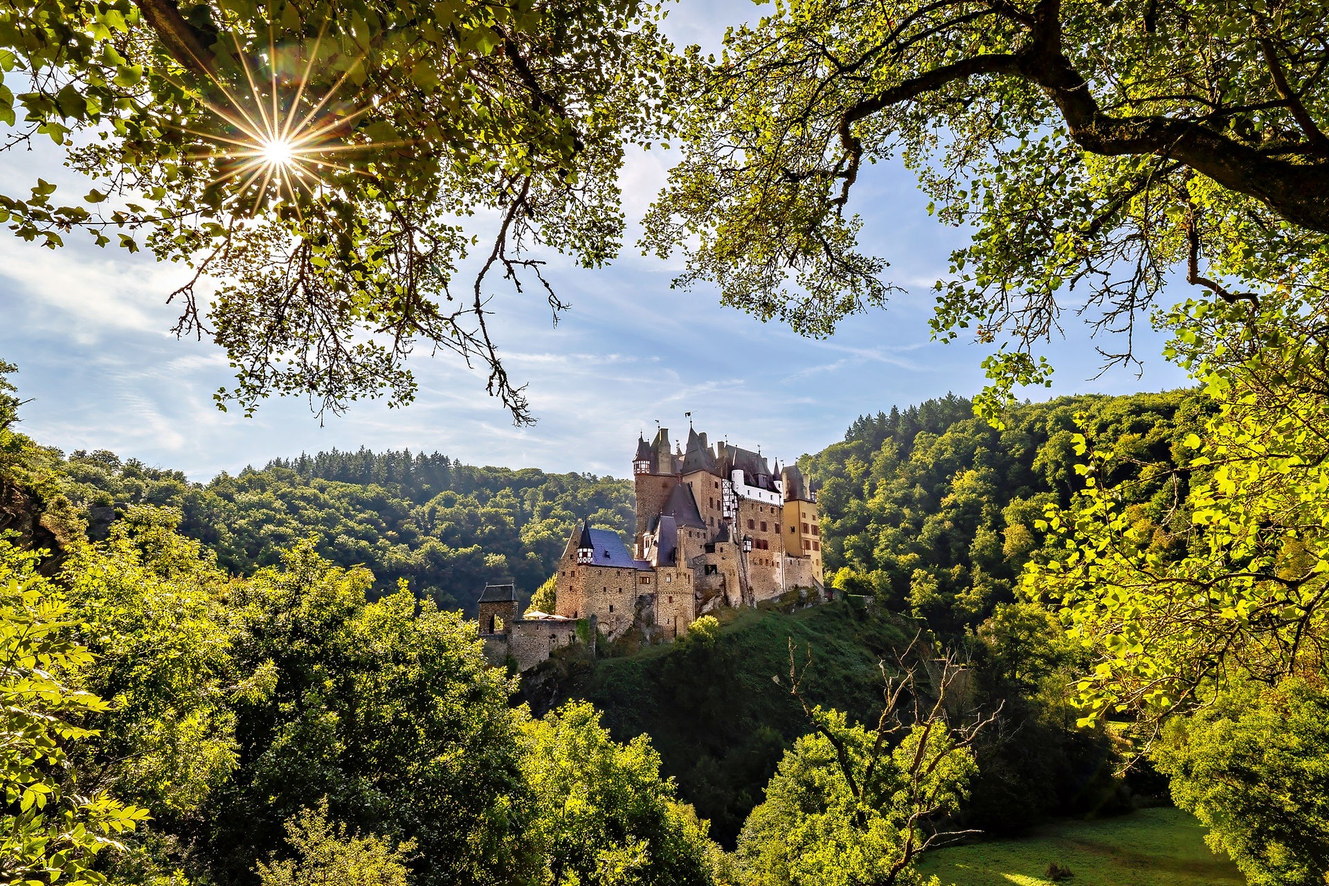 Panorama der Burg Eltz mit Sonnenstern