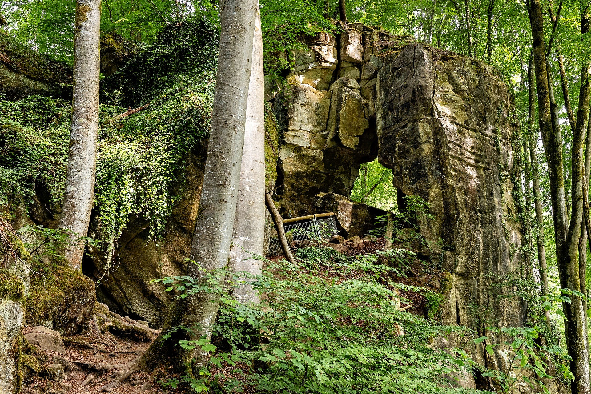 Ein Felsentor in der Nähe der Keltenhöhle