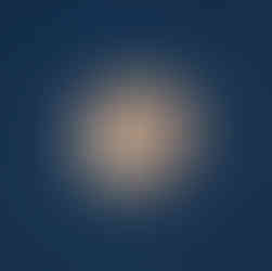 Detailreicher November-Supermond vor tiefblauem Himmel – ein ruhiger Kontrast zu den Herbstfarben.