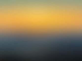 Sonnenaufgang über den nebelverhangenen Bergen der Eifel