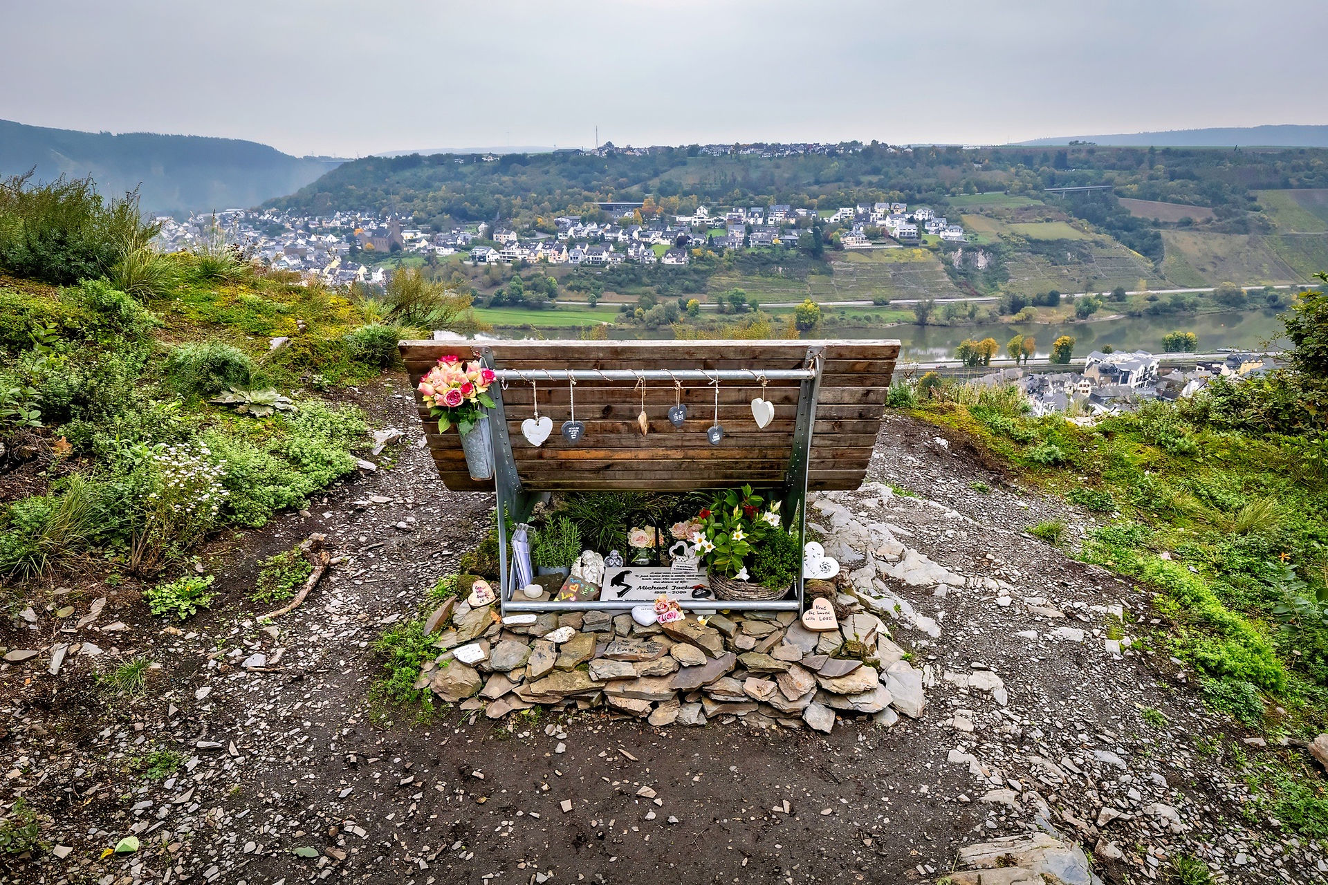 Die Michael-Jackson-Gedenkbank auf dem Kreuzweg zur Matthiaskapelle