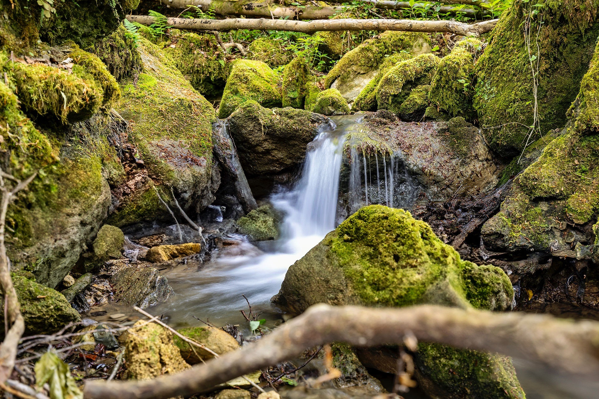 Kleiner Wasserfall im Wald