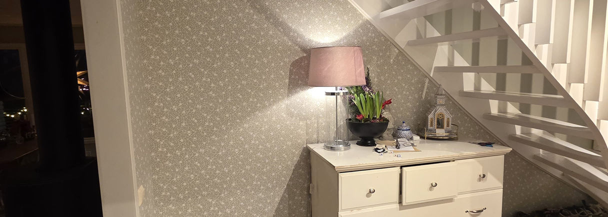 Spackling och förberedelse av vägg där dörr har tagits bort i trapphus