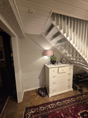 Detalj av vägg efter spackling och målning i trapphus