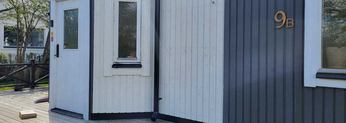 Före och efter fasadbyte av träfasad i Mariefred