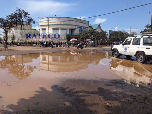Bukavu : Un flac d'eau perturbe la circulation routière et ternit l'image de la ville en face de la COOCEC-Kivu
