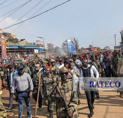Salongo à Bukavu : L'AFC/M23 vient de ramasser deux armes AK47 à la place de l'indépendance