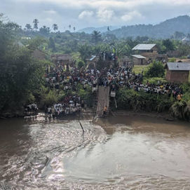 Bunyakiri-Walikale : Trois écoliers sauvés de justesse après l’effondrement du pont Bimahamba à Hombo