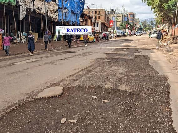 Bukavu : Difficile aux tricycles d’emprunter le tronçon routier ISP vers Essence suite au délabrement avancé