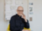 Raimondo Lettieri sitzt in seiner Praxis und lächelt in die Kamera