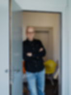 Raimondo Lettieri steht freundlich lächelnd in der Tür