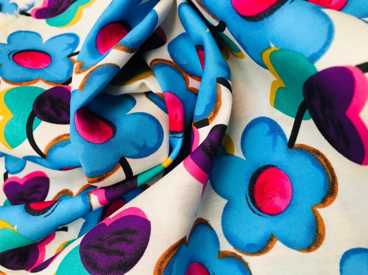 Cotton Poplin es un algodón estampado, ideal para climas calidos y prendas holgadas