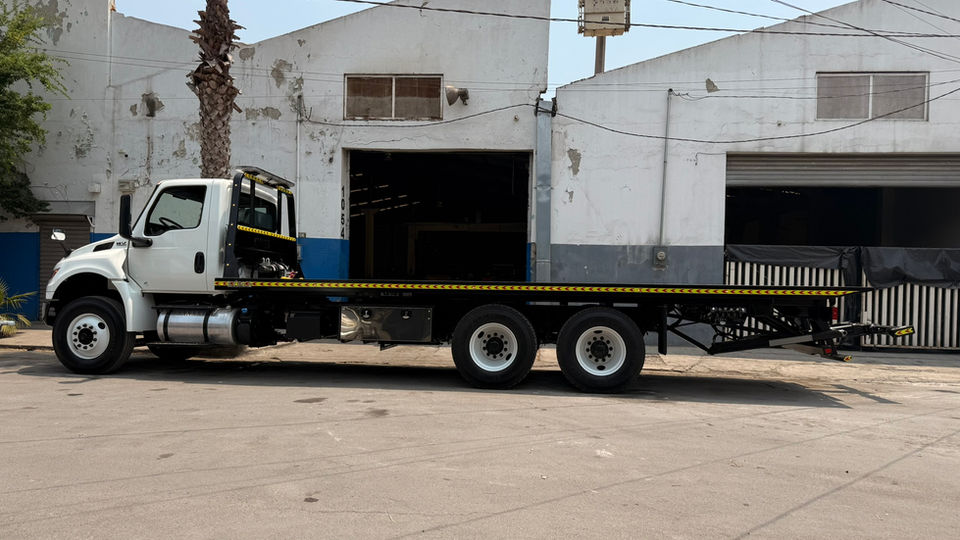 Marca; K Y N G 'S 
Modelo; Industrial 
Capacidad Carga; 15 Toneladas 
Largo Cama; 26 Pies 
Ancho Cama; 102" 
Winch Planetario; 18,000 Lbs 
Wheel lift con Estabilizador.