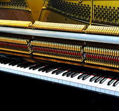 【商品説明】
カワイ アップライトピアノHAT-20S
製造年:1995年
メーカー:KAWAI（カワイ）
サイズ
間口150
奥行54cm
高さ122
重量：200kg
ペダル数　３本
特徴:純正の消音ユニットクラシックV2を取り付けています。

【付属品】
イス、キーカバー、ピアノクロス、ピアノワックス

【価格】
 ¥330,000(税込) 納入据付料 別(応相談)