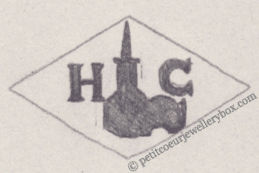Poinçon de maître orfèvre joaillier, poinçon de fabricant, poinçon d’atelier, poinçon losangique. NOM: Henri Chapelle INITIALES: H C SYMBOLE: Chapelle DATES: 1919 - PROFESSION: Bijoutier ADRESSE: 30 rue Rambuteau, Paris, France