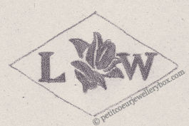 Poinçon de maître orfèvre joaillier, poinçon de fabricant, poinçon d’atelier, poinçon losangique
NOM: Louis Wourms INITIALES: L W SYMBOLE: Bouton de rose DATES: 1928 - PROFESSION: Bijoutier ADRESSE: 78 avenue de Clichy, Paris, France