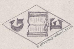 Poinçon de maître orfèvre joaillier, poinçon de fabricant, poinçon d’atelier, poinçon losangique.  NOM:               Georges Emerit INITIALES: G E SYMBOLE:           Livre ouvert DATES: 1954 - PROFESSION: Bijoutier ADRESSE: 68 rue de la République, Puteaux, France