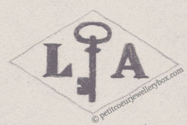 NAME: Léon Antoine INITIALS: L A SYMBOL: Key DATES: 1880 - SPECIALITY: JewellerPLACE: 12 rue Saint-Bon, Paris, France