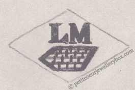 Poinçon de maître orfèvre joaillier, poinçon de fabricant, poinçon d’atelier, poinçon losangique
NOM: Léon Merceron INITIALES: L M SYMBOLE: Herse DATES: 1878 - PROFESSION: Bijoutier ADRESSE: 37 rue Saint-Ambroise, Paris, France