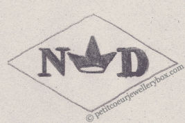 Poinçon de maître orfèvre joaillier, poinçon de fabricant, poinçon d’atelier, poinçon losangique
NOM: Atelier Notre-Dame INITIALES: N D SYMBOLE: Couronne DATES: 1934 - PROFESSION: Orfèvre ADRESSE: 68 rue Bonaparte, Paris, France