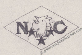 Poinçon de maître orfèvre joaillier, poinçon de fabricant, poinçon d’atelier, poinçon losangique
NOM: Noël Collet INITIALES: N C SYMBOLE: Coq et 3 étoiles DATES: 1935 - PROFESSION: Orfèvre ADRESSE: 20 rue Rambuteau, Paris, France