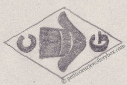 Poinçon de maître orfèvre joaillier, poinçon de fabricant, poinçon d’atelier, poinçon losangique. NOM: Georges Chapuis INITIALES: G C SYMBOLE: Chapeau DATES: 1921 - 1940 PROFESSION: Bijoutier ADRESSE: 1 rue Elzevir, Paris, France