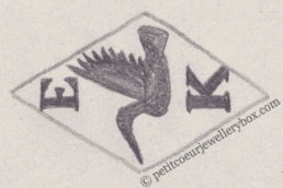 Poinçon de maître orfèvre joaillier, poinçon de fabricant, poinçon d’atelier, poinçon losangique. NOM: Emile Kast INITIALES: E K SYMBOLE: Oiseau DATES: 1940 - PROFESSION: Bijoutier ADRESSE: 8 rue Tronchet, Paris, France