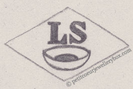 Poinçon de maître orfèvre joaillier, poinçon de fabricant, poinçon d’atelier, poinçon losangique
NOM: Georges Le Saché INITIALES: L S SYMBOLE: Bobèche DATES: 1885 - 1920 PROFESSION: Bijoutier ADRESSE: 19 rue des Pyramides, Paris, France