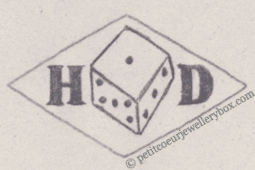 Poinçon de maître orfèvre joaillier, poinçon de fabricant, poinçon d’atelier, poinçon losangique NOM: Henry David INITIALES: H D SYMBOLE: Dé DATES: 1936 - PROFESSION: Bijoutier ADRESSE: 23 rue Notre Dame des Victoires, Paris, France
