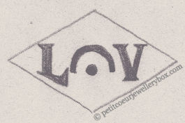 Poinçon de maître orfèvre joaillier, poinçon de fabricant, poinçon d’atelier, poinçon losangique
NOM: Louis Vaudreuil INITIALES: L V SYMBOLE: Point d’orgue 𝄐 DATES: 1946 - PROFESSION: Bijoutier ADRESSE: Champigny-sur-Marne, France