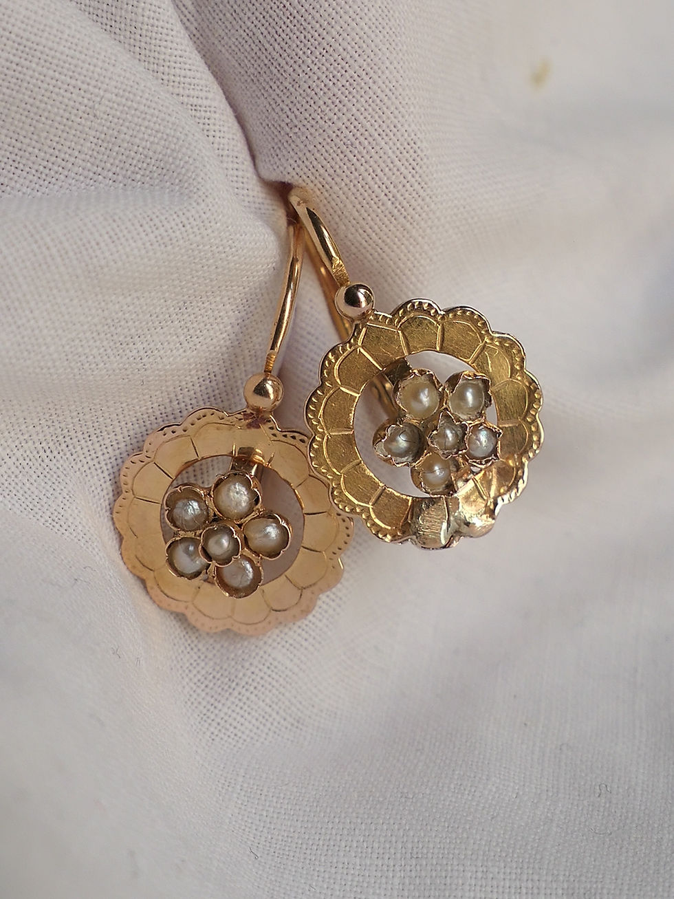 Miniature : Boucles d’Oreilles Dormeuses Anciennes à Décor Floral Serties de Perles Fines, Travail Français